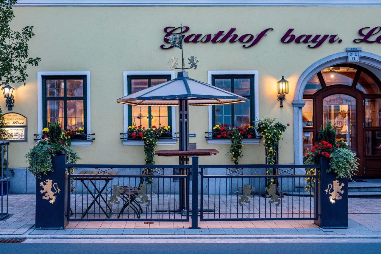 Hotel Bayrischer Loewe Osterhofen Exterior photo