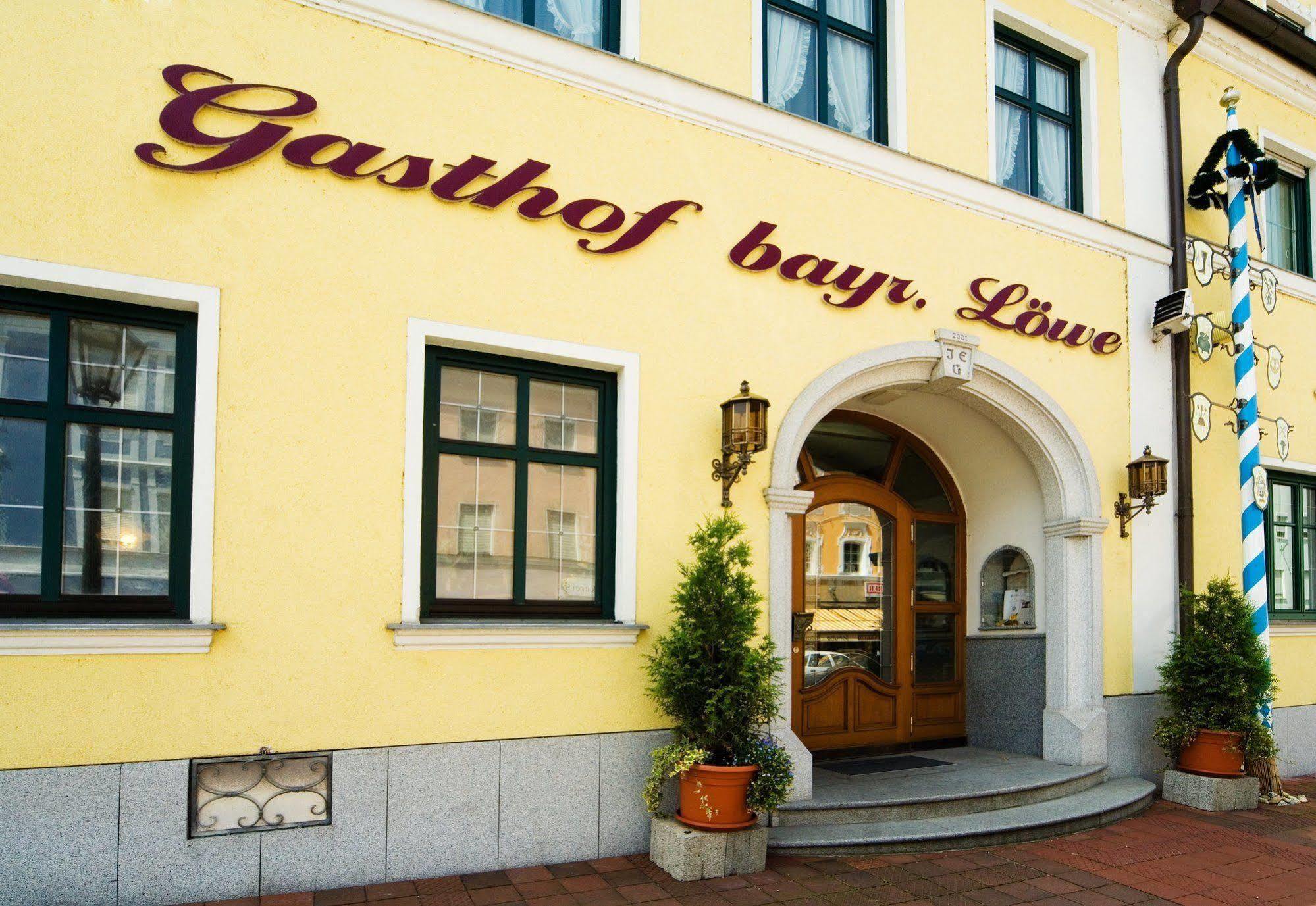 Hotel Bayrischer Lowe Osterhofen Exterior photo