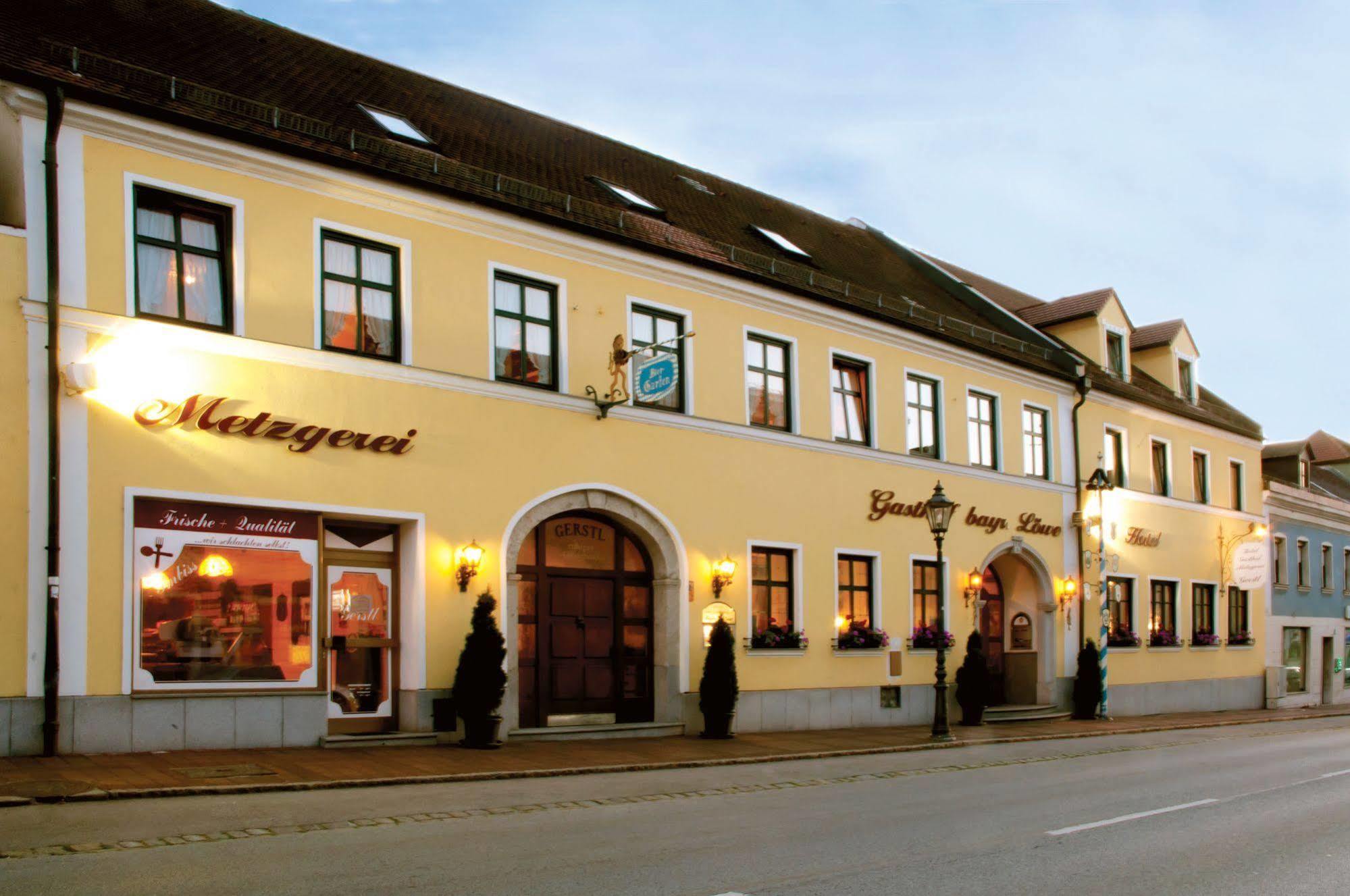 Hotel Bayrischer Lowe Osterhofen Exterior photo